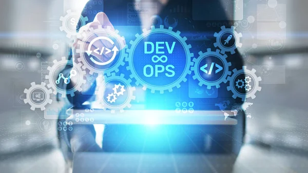 Sanal ekranda Çevik Gelişim Konsepti DevOps