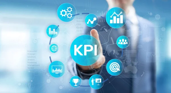 KPI -主なパフォーマンス指標。ビジネス分析と産業分析。仮想画面上のインターネットと技術の概念 — ストック写真