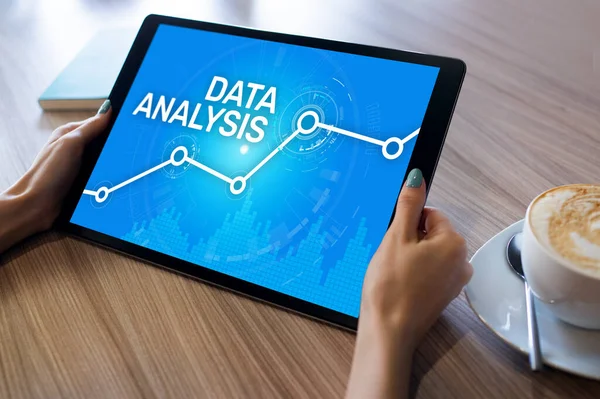 画面上のデータ分析、インターネットと技術の概念 — ストック写真