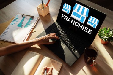 İş modelini ve büyüme konseptini aygıt ekranında bayilikle