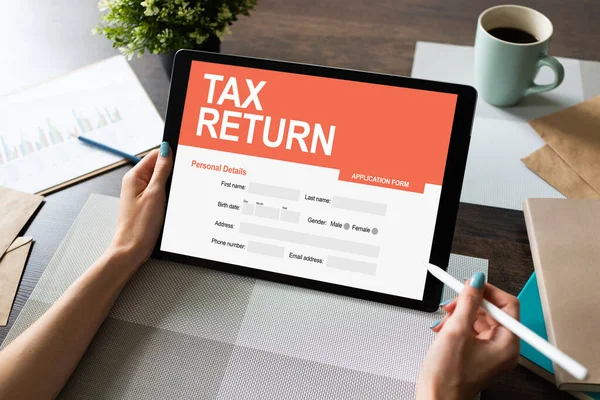 Online tax return application on screen 에서 확인 함. 사업과 금융 개념 — 스톡 사진