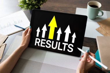 Ekranda büyüyen okun sonucu. İş ve kişisel gelişim kavramı