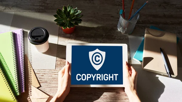Icône de copyright à l'écran. Droit des brevets et propriété intellectuelle. Concept Affaires, Internet et Technologie — Photo