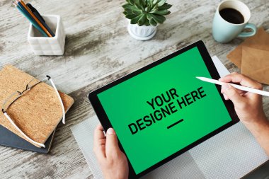 Laptop, Not Defteri, Bilgisayarlar, tablet pc Mockup yeşil krom anahtar arkaplanlı ekran ve tasarımınızı buraya metin Boşalt.