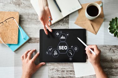 SEO - Arama motoru optimizasyonu. Ekranda dijital pazarlama kavramı