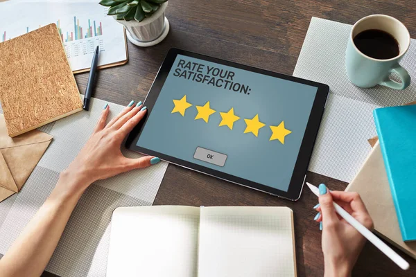 Bewerten Sie Ihre Erfahrungen. Bewertung der Kundenzufriedenheit. Fünf Sterne auf dem Bildschirm des Geräts. Unternehmen, Service Qualitätskontrolle Konzept — Stockfoto