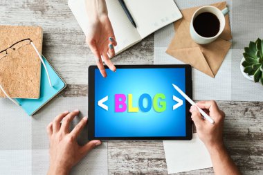 Ekranda BLOG içeren tablet. Sosyal ağ, İletişim ve İnternet pazarlama kavramı