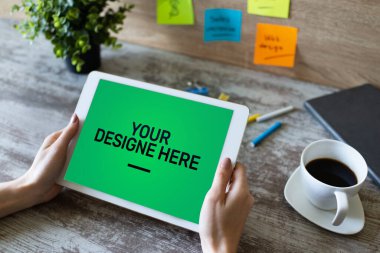 Laptop, Not Defteri, Bilgisayarlar, tablet pc Mockup yeşil krom anahtar arkaplanlı ekran ve tasarımınızı buraya metin Boşalt.