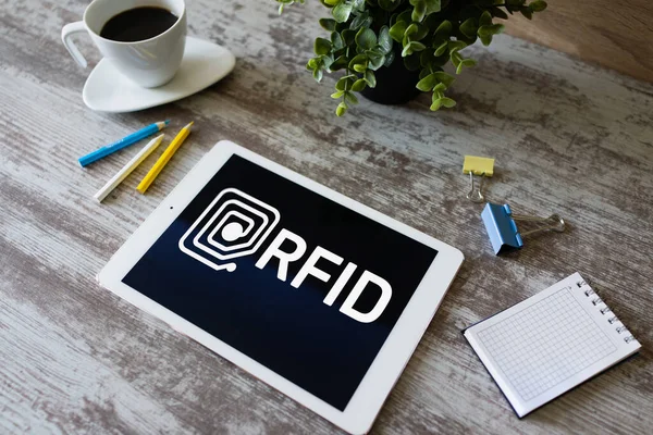 RFID Технологія радіочастотної ідентифікації на екрані пристрою. Безпека і автоматизація — стокове фото