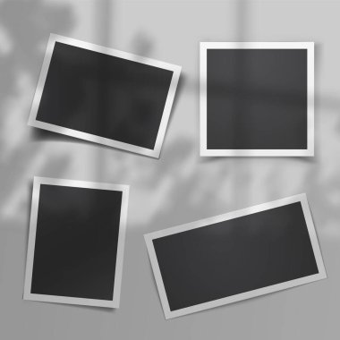 Pencerenin gölgesi ve pencerenin dışındaki bitkilerin gölgesi olan eski model fotoğraf şablonları gerçekçi vektör kümesi