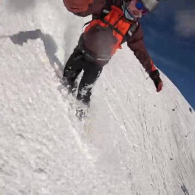 Sosyal medya için kare video. Dinamik alçak açılı, gerçek zamanlı bir snowboardcunun kırsalda tozları oyup tekmelerken görüntüsü..