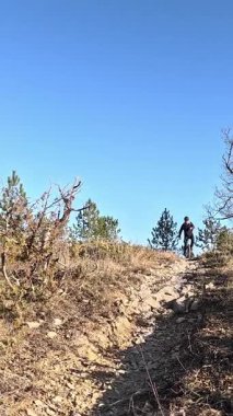 İnsanoğlunun tek tekerlekli bisikletten düşüşünün dikey videosu