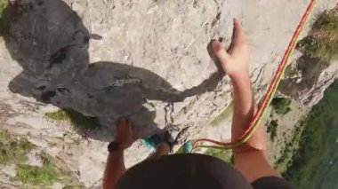 Sunlit Dağlarında Macera Kaya Tırmanışı İlk Kişi Görünümü