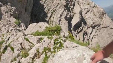 Dağcı Dağ Zirvesinde Eşsiz Kaya Katmanları Tırmanıyor