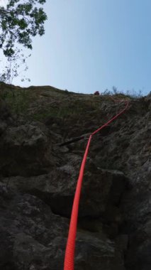 Mavi Gök Altındaki Uçurumun Dik Uçurumundaki Kırmızı İpi Yöneten Tırmanıcı