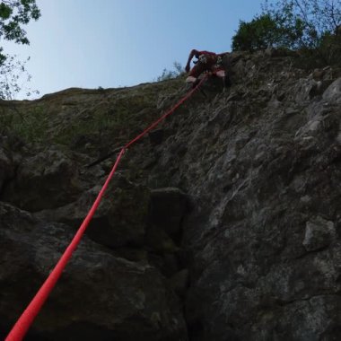 Kaya tırmanışçısı Kızıl İple Yükselen Uçurum Yüzü - Gün
