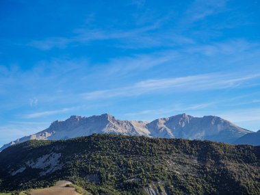 İspanyol Pirenelerinin Cad sıradağlarındaki Roca Punxeguda ve Roca del Migdia 'nın manzarası. Kayalık kayalıklar üzerinde kar ve bulutlar.
