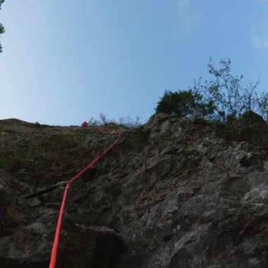 Kaya tırmanışçısı Bitiş Yolu ve Kırmızı İpi Çekme Günü