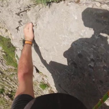 Tırmanışçı, Güneş Işığında Rocky Kayalıklarına İp İlk Kişi Görünümü ile Tırmanır