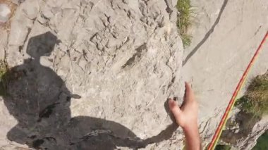 Slow Motion Rock Dağcısı Champsaur 'da Bekleme Duruşuna Geldi