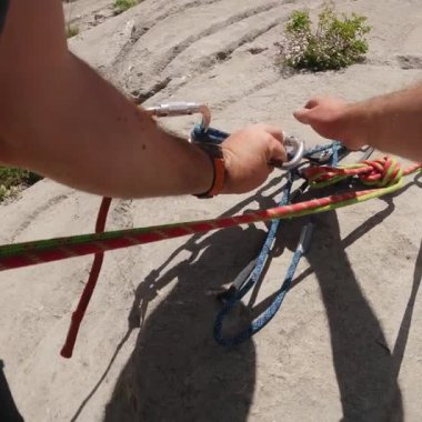 POV Kaya Tırmanışçısı Bekleme Çapa Yavaş Hareketindeki İpleri Yönetiyor