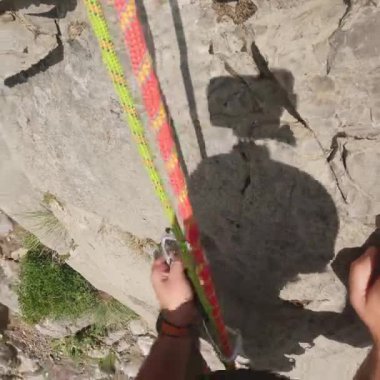 POV Adam Dağ yamacına tırmanıyor.