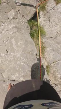 Dikey Uçuruma Tırmanan Kaya Aşırı Yüksek Açılı POV