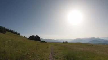 Alp Dağı yolunda, Parlak Sabah Güneşi 'ne doğru yürürken