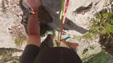 POV Kaya Fransız Alplerinde Dik Dağ Uçurumuna Tırmanıyor