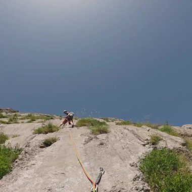 Maceracı Yüksek Dağ Duvarından Aşağı Bakıyor