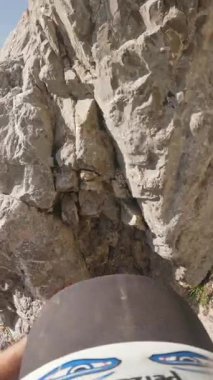 Vertigo etkisi ile yüksek kayalıklardan vadiye bakan POV