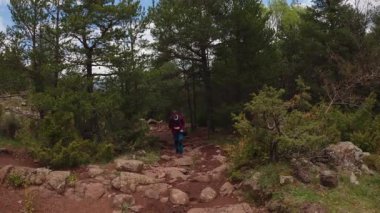 Ormandaki Kayalık Dağ Yolu 'nda Yürüyüşe çıkan Kadın