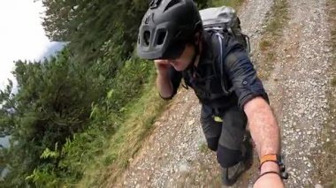 Dağ Yolu 'nda Tek Bisikletli Adam