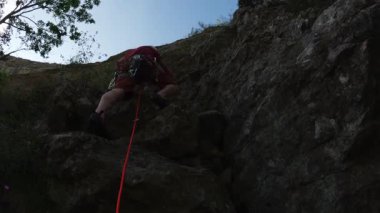 Tırmanışçı Dik Kaya Uçurumuna Çıkmaya Başlıyor Yüzü Düşük Açı Vuruşu Les Etroits Devoluy