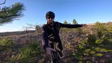 Orman Yolu 'nda Tek Bisikletli Adam Altın Saat Gün Işığında