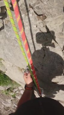 İlk Kaya Surat 'tan Güvenlik Teçhizatını Çözen Tırmanıcı