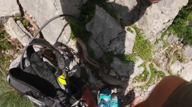 Dağcı Yüksek Kaya çıkıntısında rahatlıyor