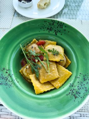 mantı makarna ricotta, parmesan ve romano peynir ile doldurulmuş.