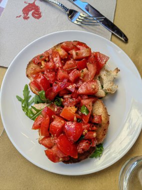 Domates çorbası. Taze ev yapımı çıtır İtalyan Antipasto 'su.