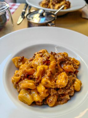 Tagliatelle al ragu ile tabakları kapatın - uzun, et soslu yumurta makarna ya da sucuk soslu ve parmesan peynirli, biberiyeli