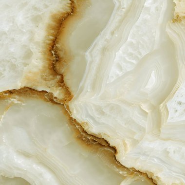 Rafine bir Onyx Agatha mermer arka planda akan mineral damarlar, yumuşak şeffaflık ve zarif renk değişimleri, lüks tasarım, iç mimari ve premium markalaşma için mükemmel.