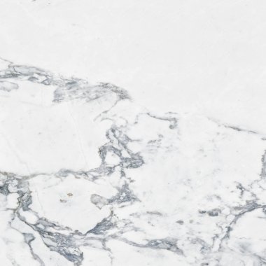 Zarif doğal damarları olan zarif beyaz mermer arka plan, lüks markalaşma, minimalist tasarım, mimari sunumlar, ürün modellemeleri ve üst düzey görsel kompozisyonlar için ideal..