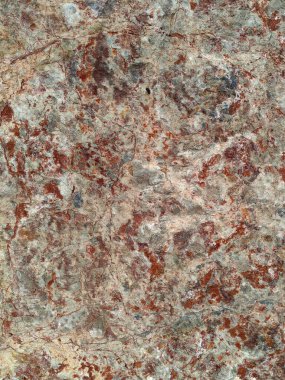 Yıpranmış bir taş yüzeyin detaylı bir yakın çekimi. Toprak bej, pas tonları, organik mineral lekeleri ve doğal dokular soyut, kırsal bir desen oluşturuyor..