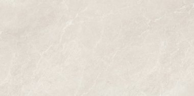 Yumuşak bej ve ince damarlı ve bulutlu mineral desenli kum tonlarından oluşan pürüzsüz bir doğal taş yüzeyi. Doku mermer ya da kireçtaşı çağrıştırıyor, mimari yüzeyler için sıcak, zarif ve zamansız bir estetik sunuyor, interi