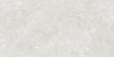 Yumuşak bej ve ince damarlı ve bulutlu mineral desenli kum tonlarından oluşan pürüzsüz bir doğal taş yüzeyi. Doku mermer ya da kireçtaşı çağrıştırıyor, mimari yüzeyler için sıcak, zarif ve zamansız bir estetik sunuyor, interi