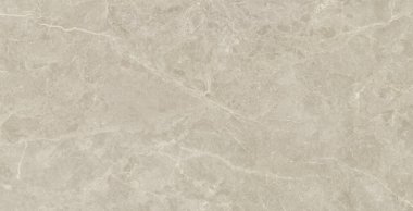 Yumuşak bej ve ince damarlı ve bulutlu mineral desenli kum tonlarından oluşan pürüzsüz bir doğal taş yüzeyi. Doku mermer ya da kireçtaşı çağrıştırıyor, mimari yüzeyler için sıcak, zarif ve zamansız bir estetik sunuyor, interi