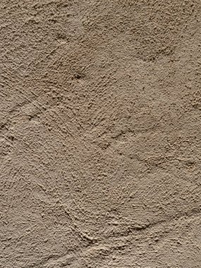 Dağınık, kalın boya parçalarını içeren soyut bir kompozisyon ve canlı kırmızı, sarı, mavi ve morumsu dokulu yeşil bir yüzeye yayılmış lekeler. Görüntü, ham yaratıcılık, doğallık ve kuraklığın dokunsal güzelliğini çağrıştırıyor.