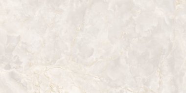 Hafif krem akik mermer yüzeyi yumuşak şeffaf katmanlar ve hassas bulutlu damarlar içerir. Doğal taş dokusu bej, fildişi ve ılık kremin ince tonsal varyasyonlarını sergiler ve lüks içinde rafine ve zarif bir arkaplan oluşturur.