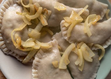 Bol miktarda altın ve karamelize soğanla kaplı lezzetli cips köfteleri. Lezzetli, neşeli bir yemek.