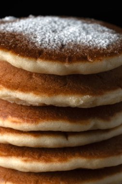 Gözenekli dokuları ve pudra şekerli krepleri gösteren Macro shot.